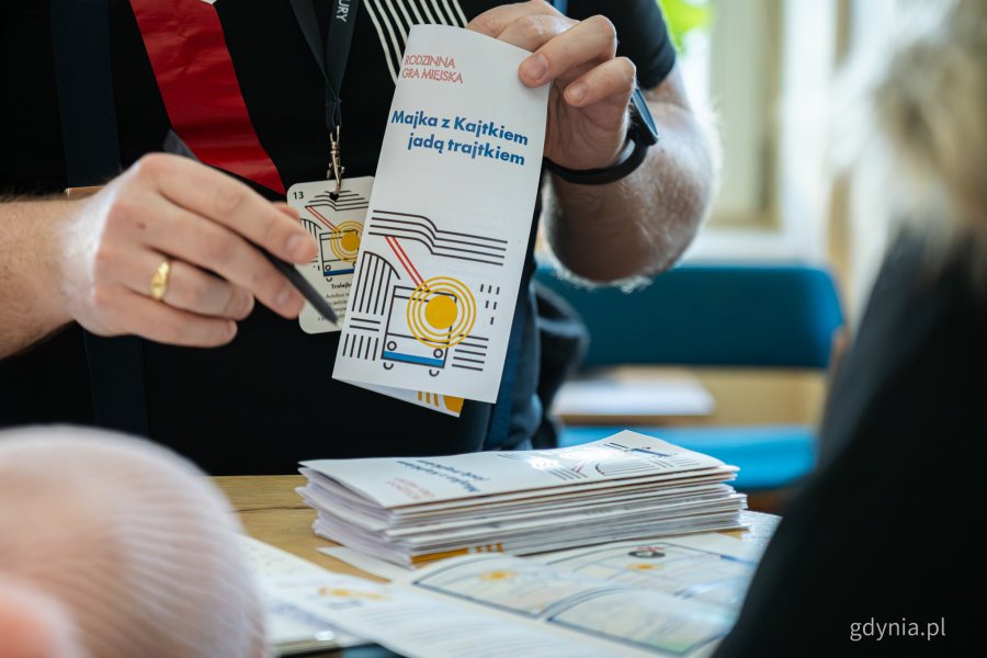 Gra miejska oparta na spektaklu &bdquo;Majka z Kajtkiem jadą trajtkiem&rdquo; (fot. Kamil Złoch)