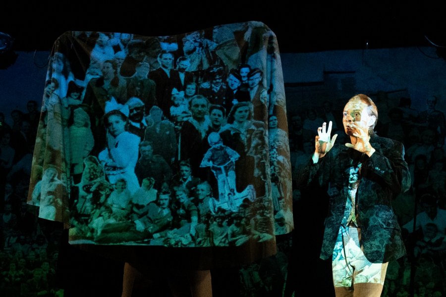 Piotr Ujejski w nowym spektaklu Teatru Gdynia Główna pt. „Kto zabił w Konitzville” 