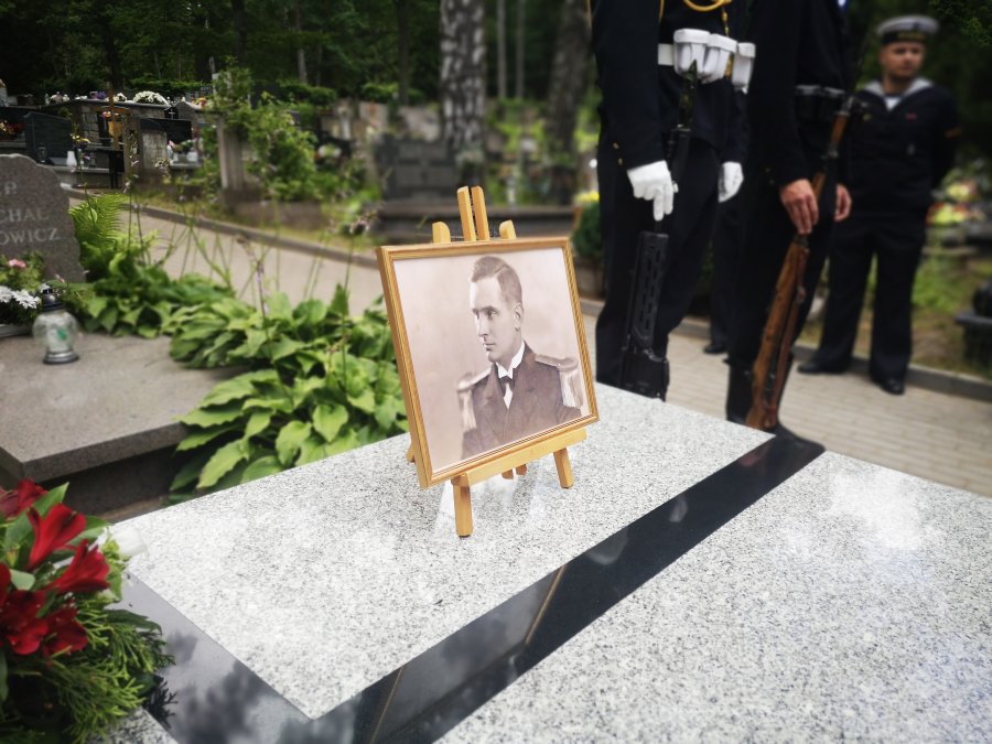 na zdjęciu płyta nagrobna ze zdjęciem
