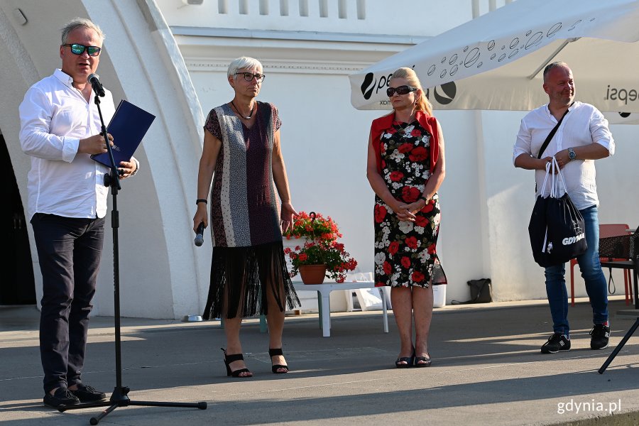 Joanna Zielińska - przewodnicząca Rady Miasta Gdyni i Elżbieta Sierżęga - radna miasta oraz Wojciech i Krzysztof Jankowscy - przedstawiciele Gdyńskiego Ośrodka Doskonalenia Nauczycieli // fot. Michał Puszczewicz