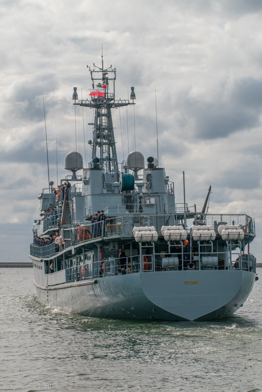 ORP „Wodnik” wypływający z portu w Gdyni w rejs nawigacyjno-szkolny // fot. bsmt Michał Pietrzak / 3. Flotylla Okrętów