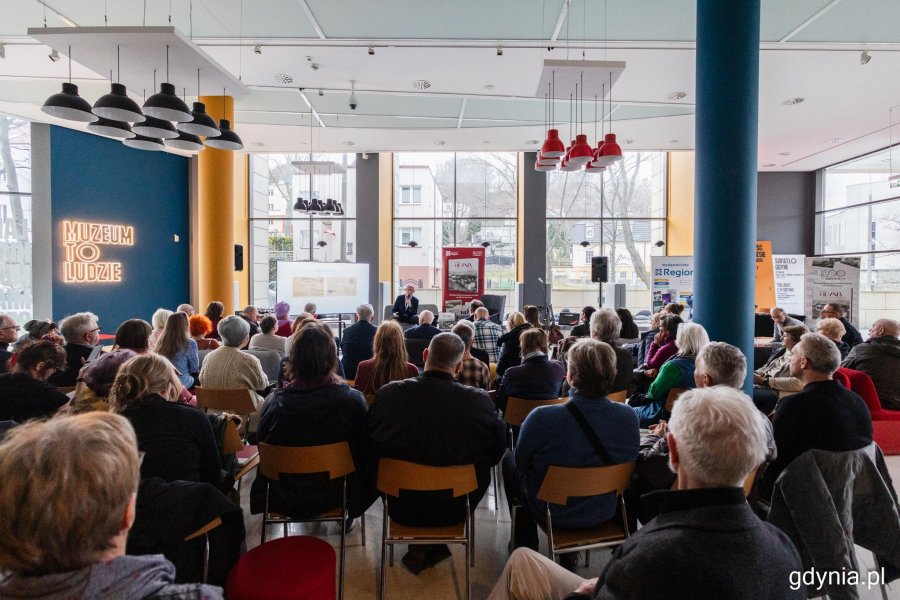 Premiera wydawnictwa &bdquo;Projekt Gdynia na poczt&oacute;wkach do 1945 roku z kolekcji Piotra Popińskiego" w Muzeum Miasta Gdyni (fot. Karol Stańczak)