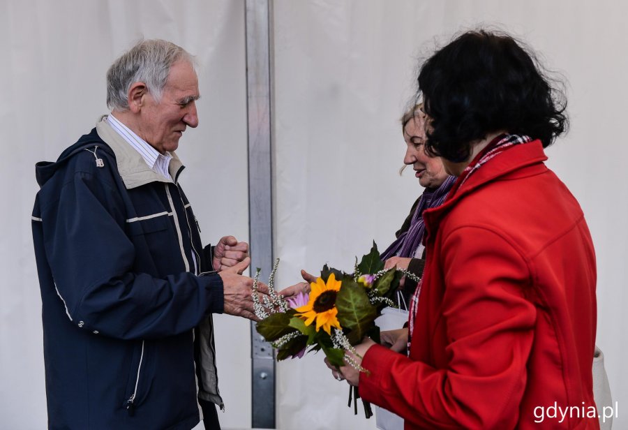 Laureaci konkursu "Gdynia w Kwiatach" odebrali z rąk przewodniczącej Rady Miasta Joanny Zielińskiej nagrody i wyróżnienia // fot. Przemysła Świderski