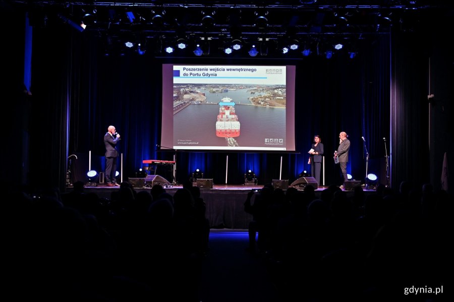 Tomasz Wawrzyński &ndash; dyrektor Centrum Infrastruktury w Zarządzie Morskiego Portu Gdynia, Mariusz Karbowski &ndash; pełnomocnik ds. wsp&oacute;łpracy europejskiej oraz Olga Szarmach &ndash; kierownik Działu Projekt&oacute;w Portu Gdynia podczas prezentacji zakończonych w porcie inwestycji (fot. Magdalena Czernek)