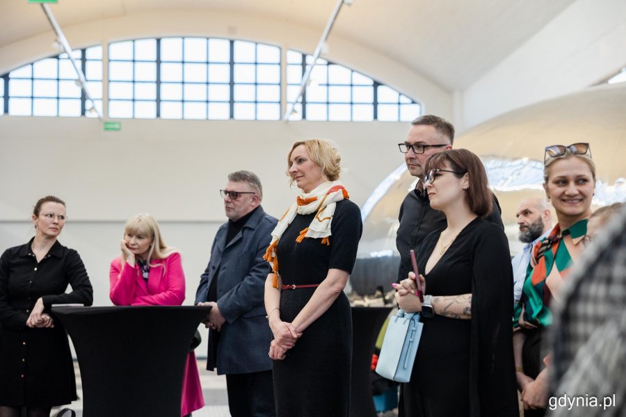 Na zdjęciu m.in.: Karolina Grabowicz-Matyjas, dyrektorka Muzeum Emigracji, Sebastian Tyrakowski, zastępca dyrektorki Muzeum Emigracji i Agata Kozierańska, dyrektorka zarządzająca Fundacji Trefl na wernisażu
