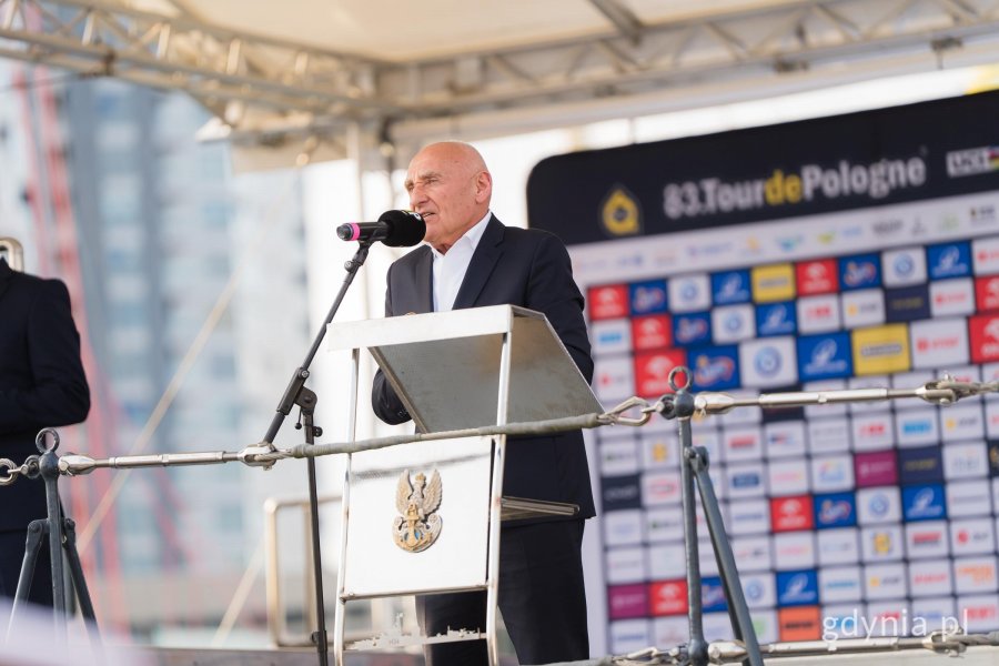 Dyrektor generalny Tour de Pologne Czesław Lang przemawiający podczas prezentacji drużyn
