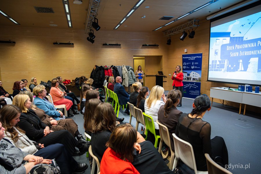 Spotkanie pracownik&oacute;w Powiatowego Urzędu Pracy w Gdyni z okazji Dnia Pracownika Publicznych Służb Zatrudnienia (fot. Kamil Złoch)