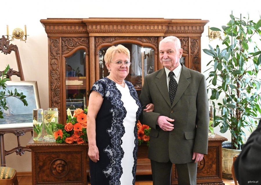 Para starszych os&oacute;b w eleganckich strojach