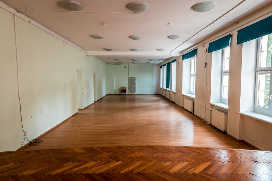 Budynek dawnej szkoły przy ul. 10 lutego zaadaptowany zostanie na potrzeby Centrum Nowoczesnego Seniora // fot. Laboratorium Innowacji Społecznych