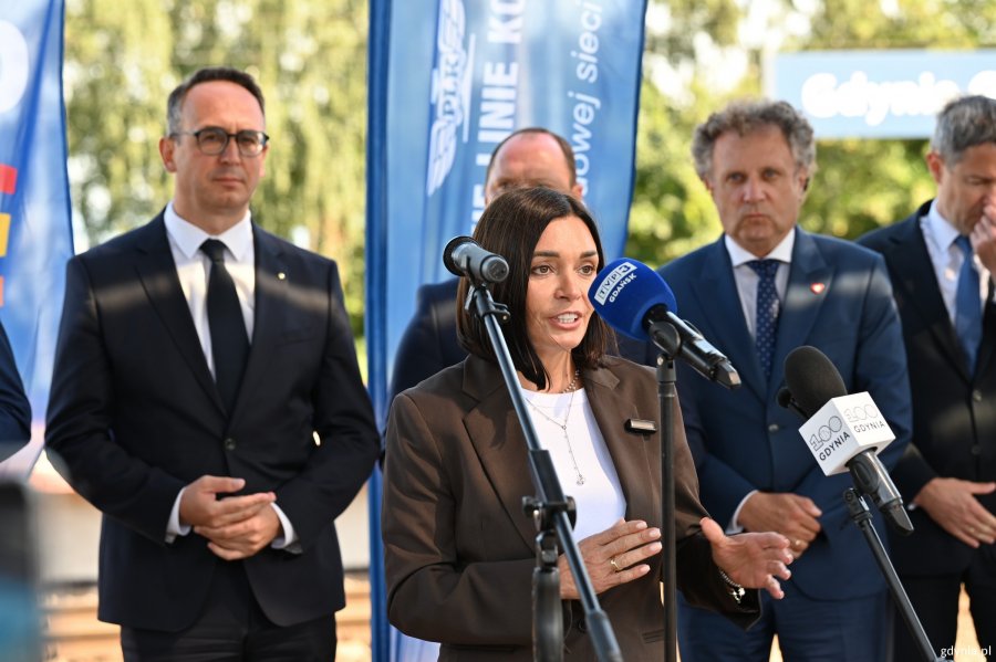 Na zdjęciu m.in.: posłanka Magdalena Sroka (przy mikrofonie), minister infrastruktury Dariusz Klimczak, sekretarz stanu w Ministerstwie Funduszy i Polityki Regionalnej Jacek Karnowski i poseł Rafał Siemaszko