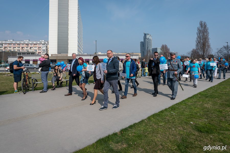 Obchody Światowego Dnia Wiedzy o Autyzmie na ulicach Gdyni // fot. D. Linkowski