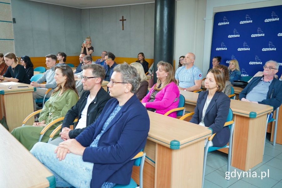 W wydarzeniu wzięli udział radni Gdyni, przedstawiciele Gdyńskiej Rady Kultury oraz pracownicy Teatru Miejskiego (fot. Jakub Winiewski)