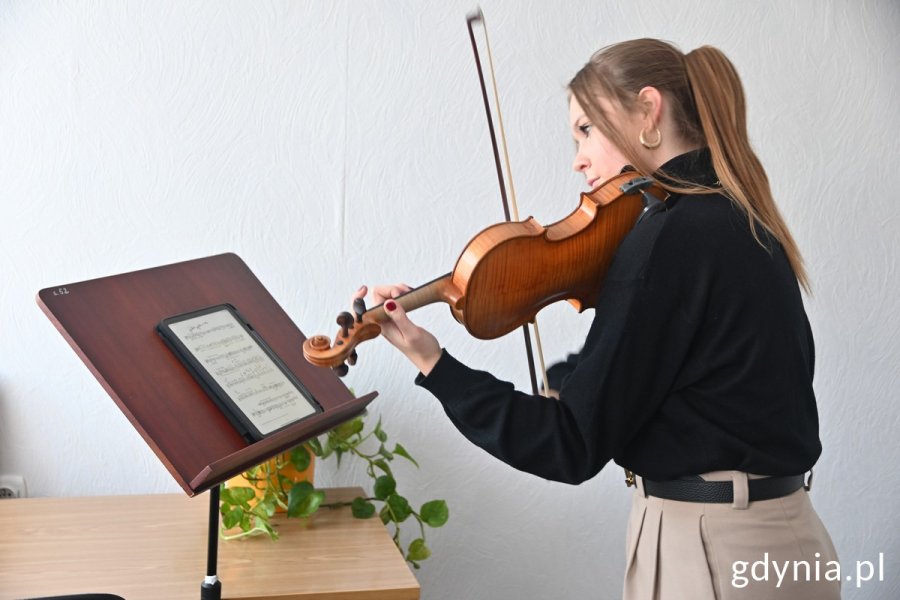 Uczennica Szkoły Muzycznej gra na skrzypcach