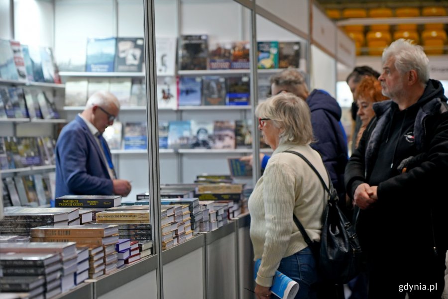 Uczestnicy Targ&oacute;w Książki w Gdyni odwiedzający stoiska wydawc&oacute;w
