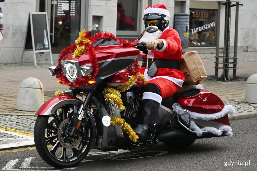 Akcja "Mikołaje na motocyklach" na ulicach Gdyni // fot. Michał Puszczewicz