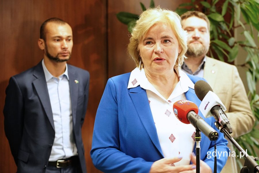 Teresa Bysewska, radna Gdyni, stojąca przy mikrofonach