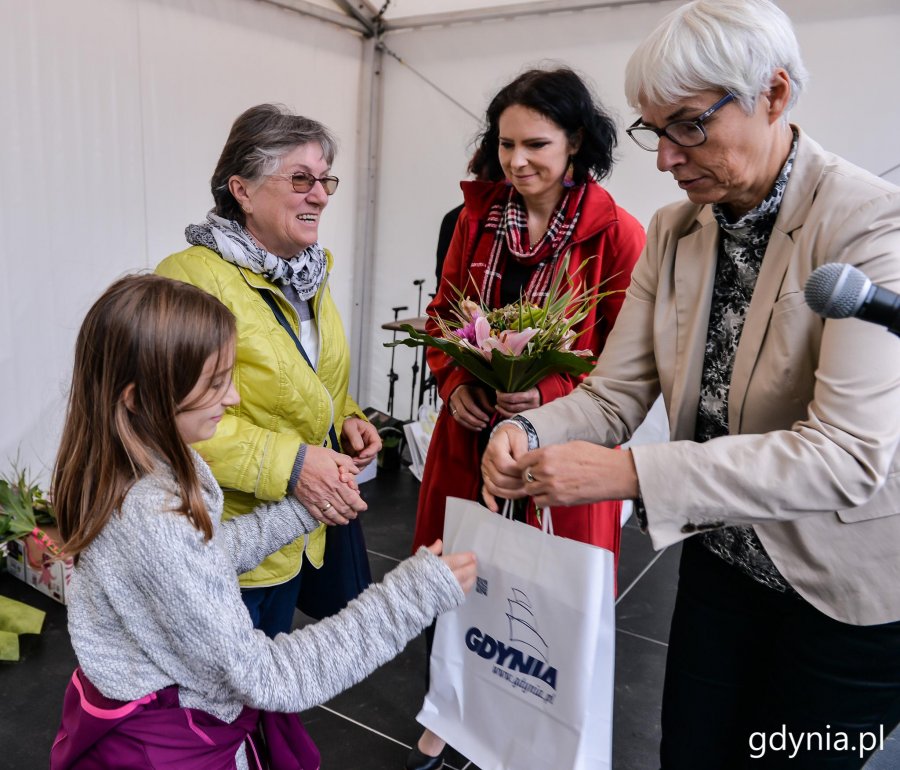 Laureaci konkursu "Gdynia w Kwiatach" odebrali z rąk przewodniczącej Rady Miasta Joanny Zielińskiej nagrody i wyróżnienia // fot. Przemysła Świderski