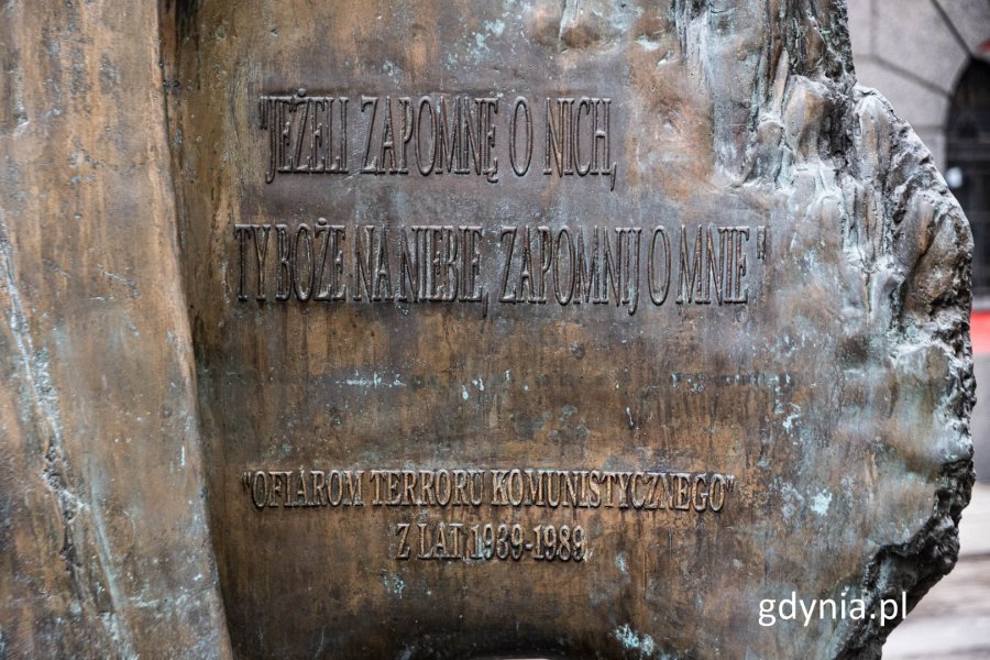 Sentencja znajdująca się na pomniku "Ofiar terroru komunistycznego", fot. Michał Sałata
