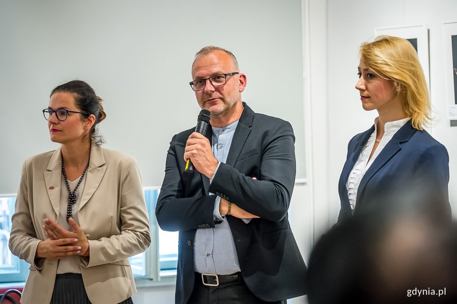 5 września w Ratuszu Staromiejskim w Gdańsku odbył się wernisaż wystawy oraz uroczystość wręczenia nagród XXIII Pomorskiego Konkursu Fotografii Prasowej Gdańsk Press Photo 2019 im. Zbigniewa Kosycarza. Na zdjęciu Aleksandra Dulkiewicz, prezydent Gdańska, Michał Guć, wiceprezydent Gdyni oraz Agnieszki Kapała-Sokalska, członek Zarządu Województwa Pomorskiego  // fot. Dawid Linkowski