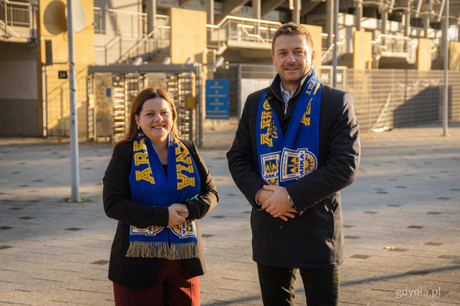 Plac przed Stadionem Miejskim w Gdyni będzie nosił imię Janusza Kupcewicza. Na zdjęciu widoczni Aleksandra Kosiorek, prezydent Gdyni oraz Wojciech Pertkiewicz, prezes Arki Gdynia.