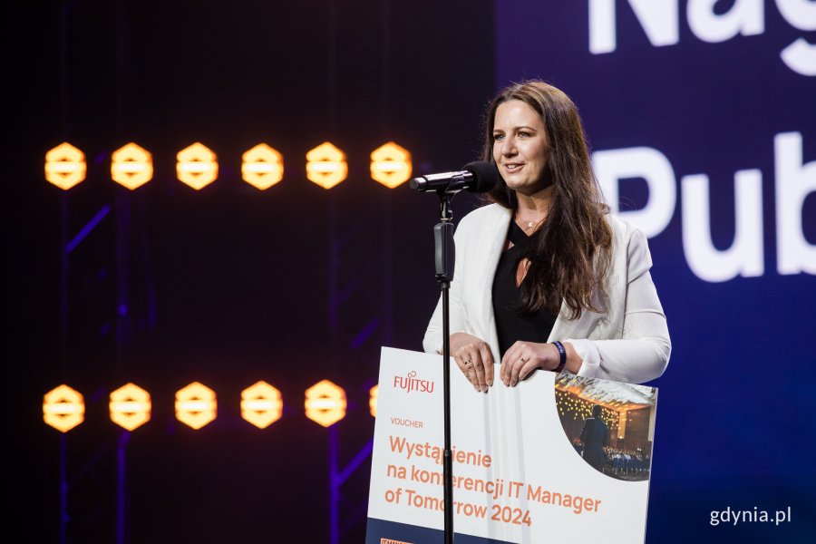Diana Appelt z Żabki odbierająca nagrodę w konkursie IT Manager of Tomorrow Awards // fot. Karol Stańczak