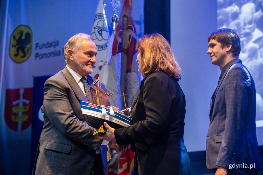 Prezydent Gdyni Wojciech Szczurek odbiera podziękowania i figurkę kutra z rąk Małgorzaty Zwiercan i Michała Kanikuły podczas gali 13-lecia powstania Fundacji Pomorska Inicjatywa Historyczna // fot. Karol Stańczak