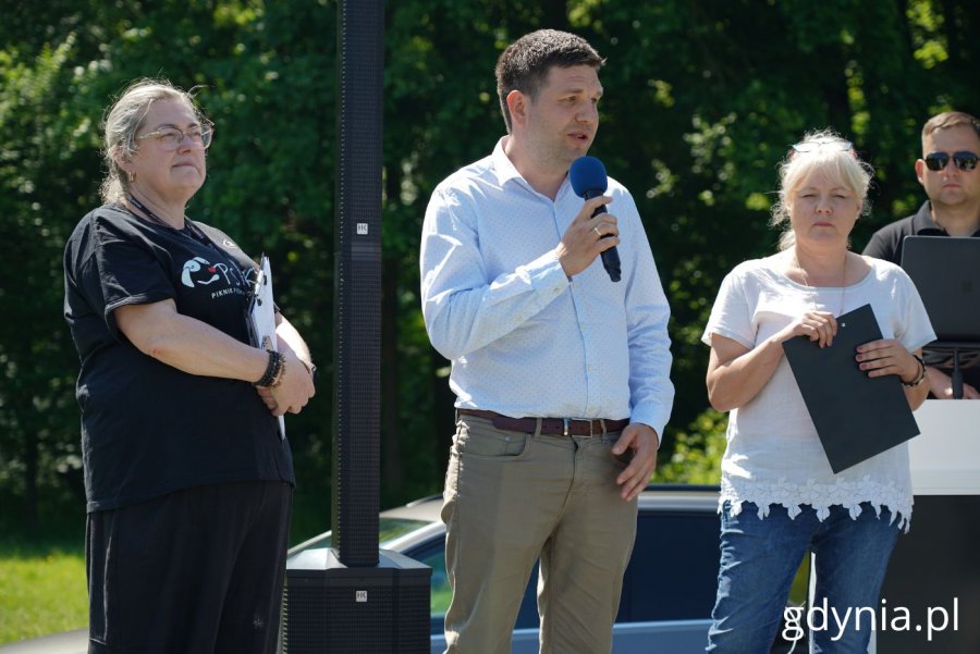 Na zdjęciu m.in.: wiceprezydent Gdyni Maciej Zielonka i dyrektorka  OTOZ Animals Schroniska „Ciapkowo” Ewa Gebert (fot. Magdalena Starnawska)