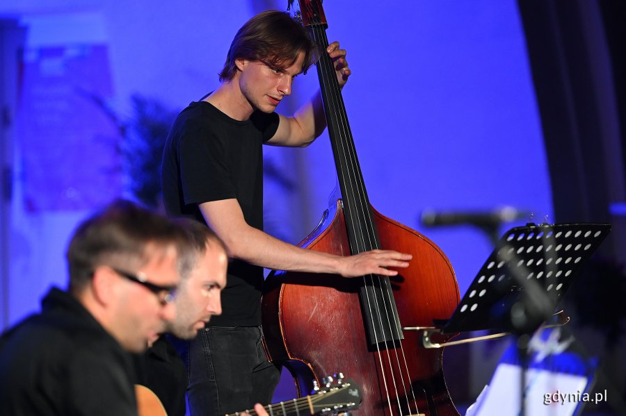 Muzycy wraz z instrumentami  na scenie Muszli koncertowej w Gdyni, fot. Michał Puszczewicz