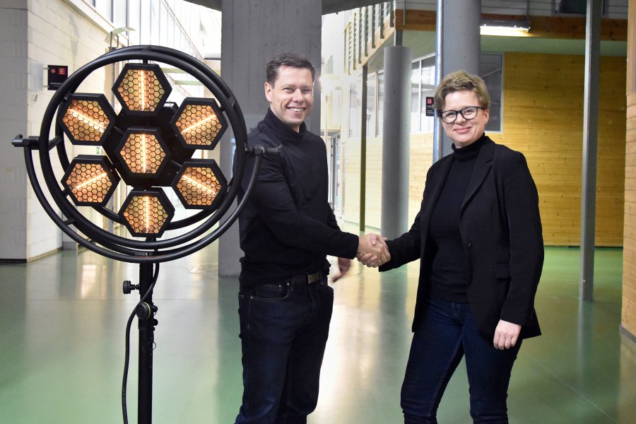 Zdjęcie przedstawia lampę S-TRIBE oraz Dominika Zimakowskiego założyciela Portman Lights i Annę Borkowską Dyrektor PPNT Gdynia