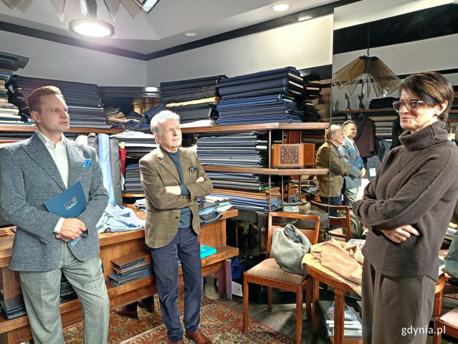 Agnieszka Kukiełko &ndash; naczelniczka Wydziału Polityki Gospodarczej Urzędu Miasta Gdyni podczas spotkania z Tomaszem i Januszem Wiśniewskimi 