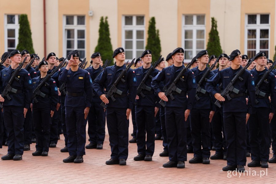 Podchorążowie Akademii Marynarki Wojennej podczas uroczystej przysięgi wojskowej