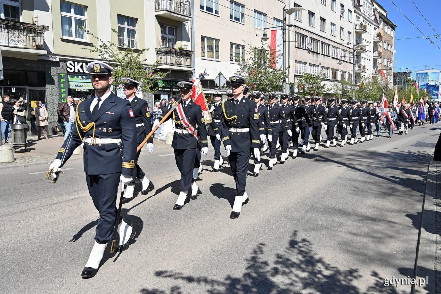 Marynarze z Kompanii Reprezentacyjnej Marynarki Wojennej na czele przemarszu ulicami Gdyni z okazji obchodów Narodowego Święta Konstytucji 3 Maja // fot. Michał Puszczewicz