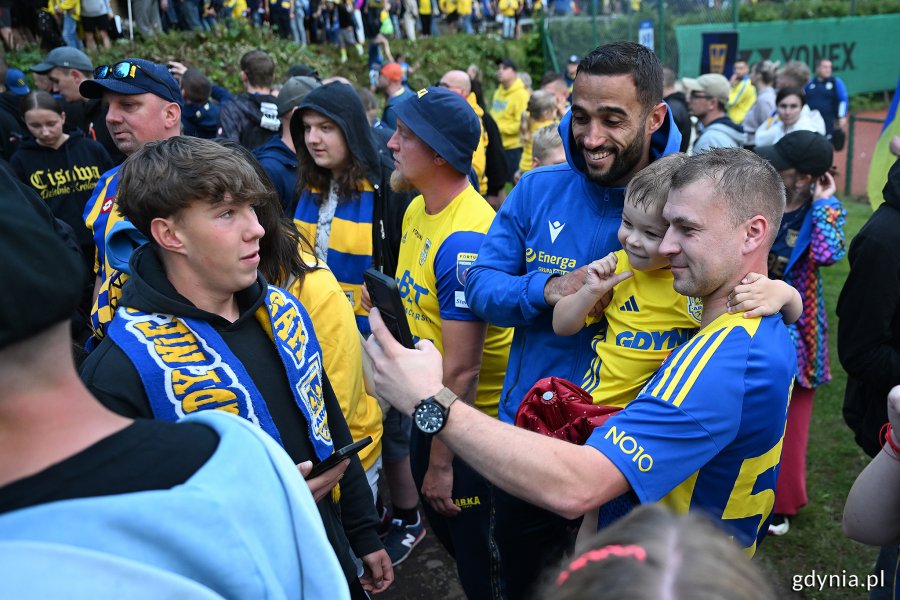 XII Spotkanie Międzypokoleniowe kibiców Arki Gdynia na słynnej „Górce” przy ulicy Ejsmonda - kibice uczestniczący w wydarzeniu (fot. Michał Puszczewicz)