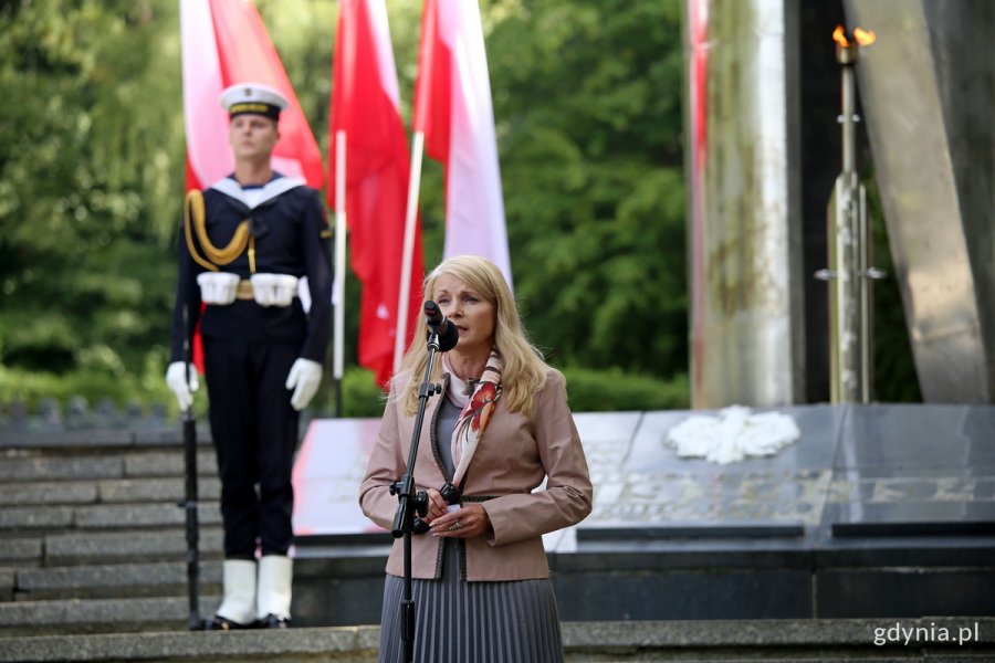 Elżbieta Sierżęga - wiceprzewodnicząca Rady Miasta Gdyni wygłasza okolicznościowe przemówienie podczas gdyńskich obchodów 82. rocznicy agresji niemieckiej na Polskę // fot. Przemysław Kozłowski