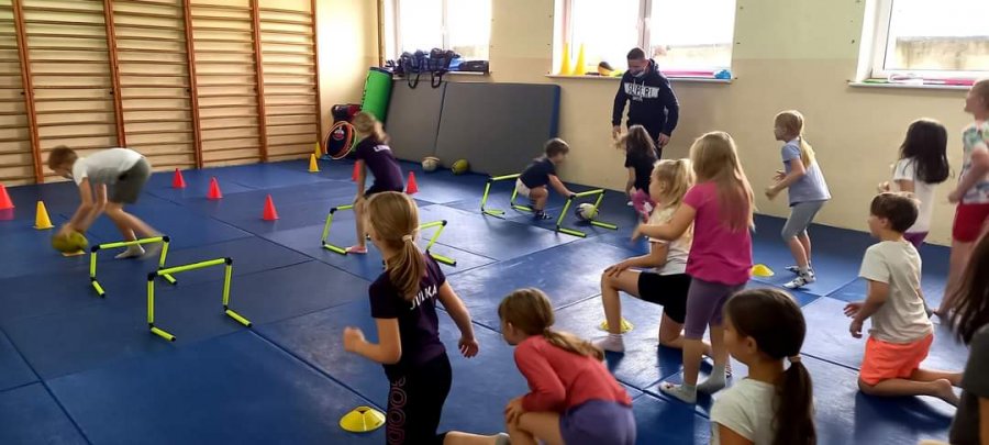 Dzieci ze Szkoły Podstawowej nr 45 ćwiczą na sali gimnastycznej // fot. SP 45