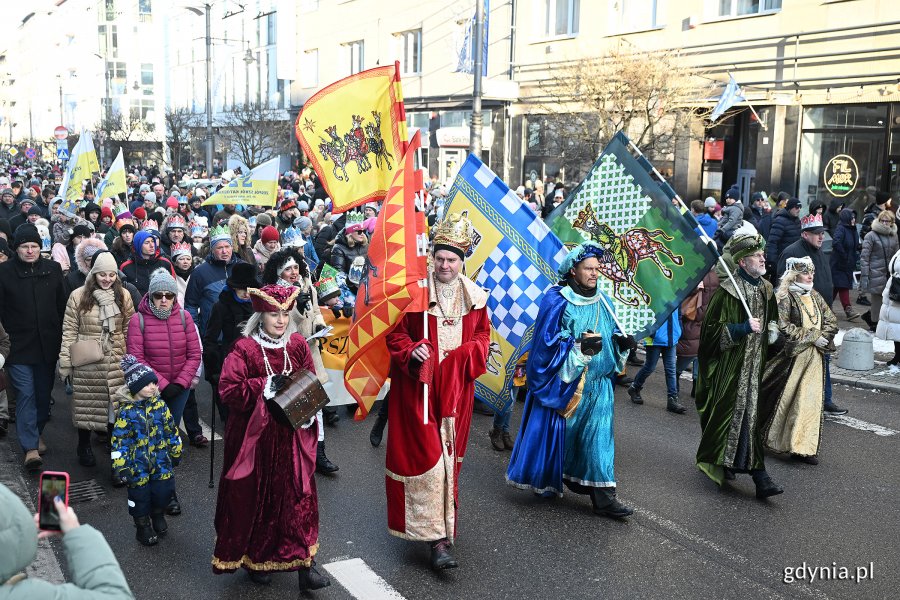 Orszak Trzech Kr&oacute;li na ulicach Gdyni 