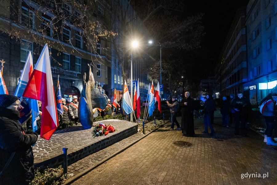 Ludzie zgromadzeni przy pomniku