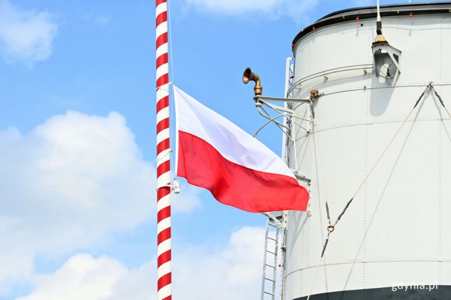 Biało-czerwona flaga powiewająca na maszcie przy okręcie ORP „Błyskawica” // fot. Magdalena Czernek