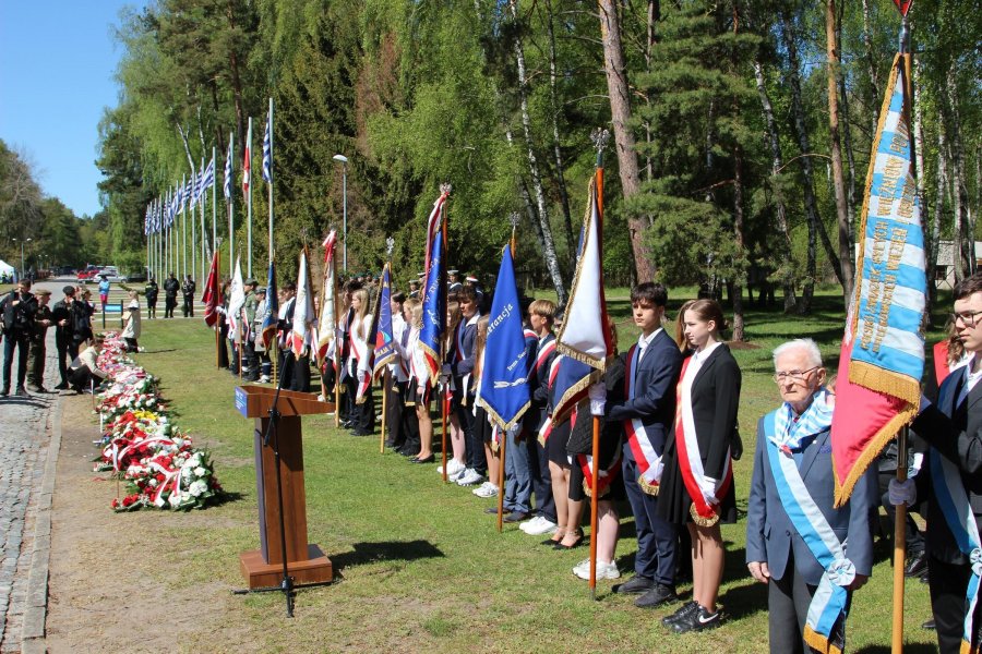 Poczty sztandarowe ustawione w rzędzie podczas uroczystości z okazji 81. rocznicy zakończenia II wojny światowej oraz uwolnienia ostatnich więźni&oacute;w niemieckiego nazistowskiego obozu koncentracyjnego Stutthof 