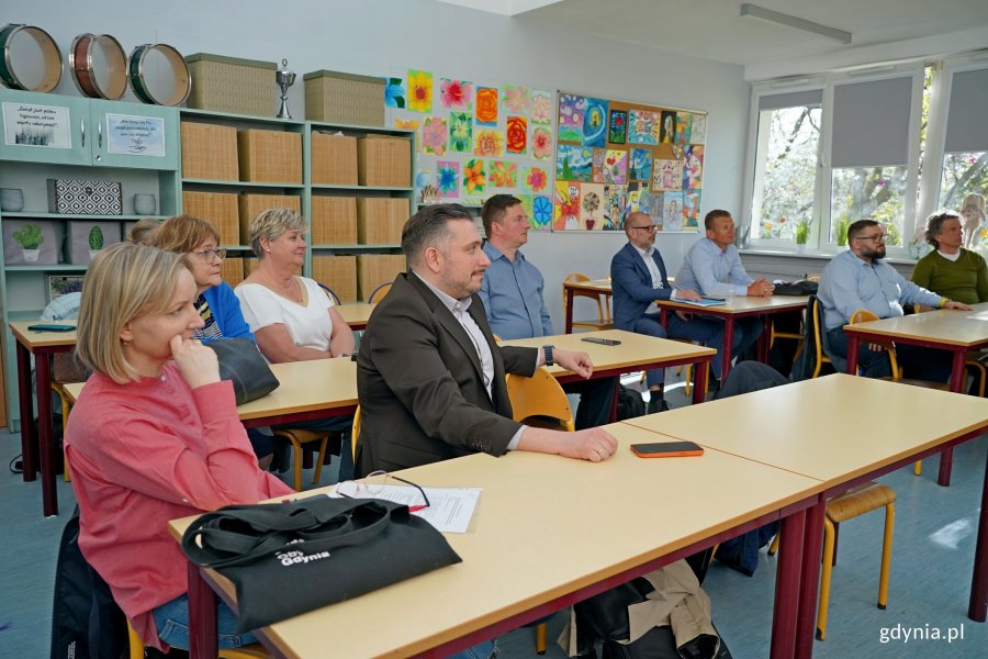 Przedstawiciele miejskich jednostek i radni podczas sesji Rady Dzielnicy Śr&oacute;dmieście