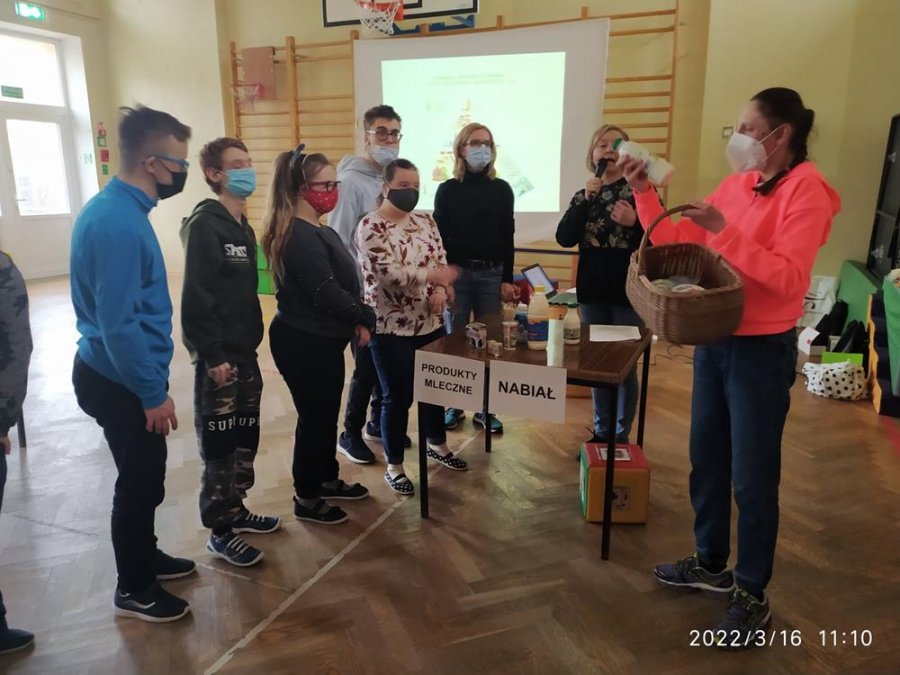 Segregowanie produktów na odpowiednie grupy żywieniowe - co jest nabiałem? // fot. SOSW nr 1