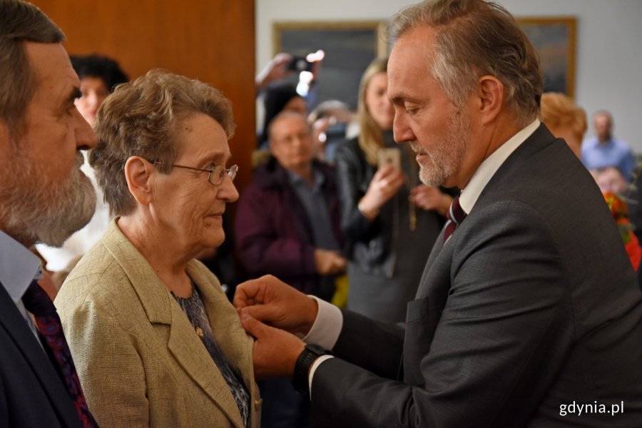 Pamiątkowe Medale za Długoletnie Pożycie Małżeńskie z rąk prezydenta Gdyni Wojciecha Szczurka odebrały kolejne gdyńskie pary // fot. Paweł Kukla