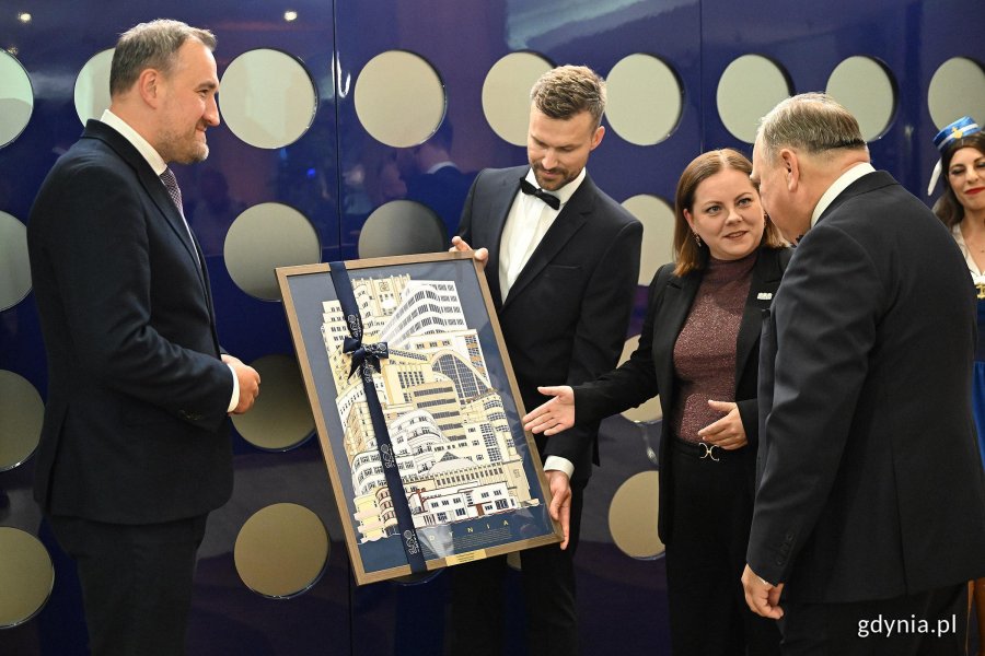 Prezydent Gdynia Aleksandra Kosiorek oraz wiceprezydent Gdyni Tomasz Augustyniak, wręczyli Krzysztofowi Arcymanowi, dyrektorowi Mercure Gdynia Centrum oraz jego zastępcy, Michałowi Woźniakowi, upominek od mieszkańc&oacute;w Gdyni