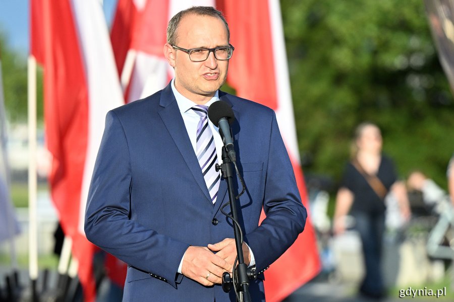 Wicewojewoda pomorski Emil Rojek przemawiający podczas uroczystego apelu z okazji Święta Morza