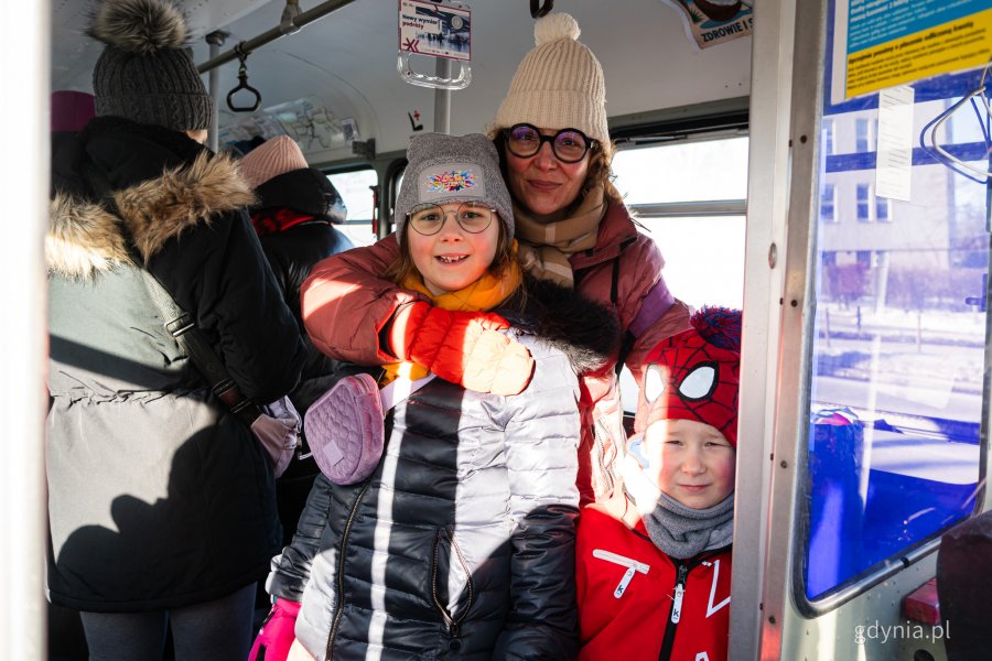 Uczestnicy gry miejskiej opartej na spektaklu &bdquo;Majka z Kajtkiem jadą trajtkiem&rdquo; (fot. Kamil Złoch)