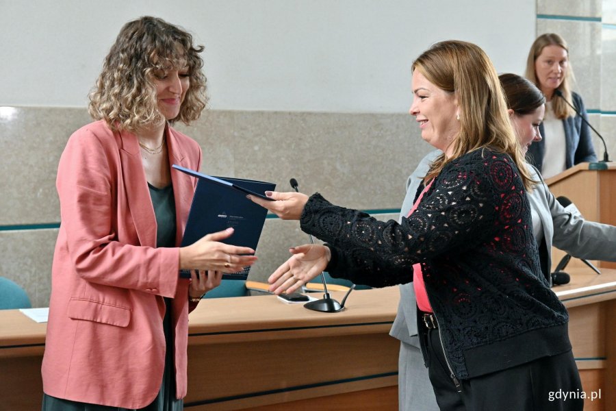 Celina Łozowska &ndash; kierowniczka Biura Miejskiego Konserwatora Zabytk&oacute;w w Gdyni odbierająca podziękowania i upominek z rąk prezydent Gdyni Aleksandry Kosiorek i wiceprezydentki Oktawii Gorzeńskiej