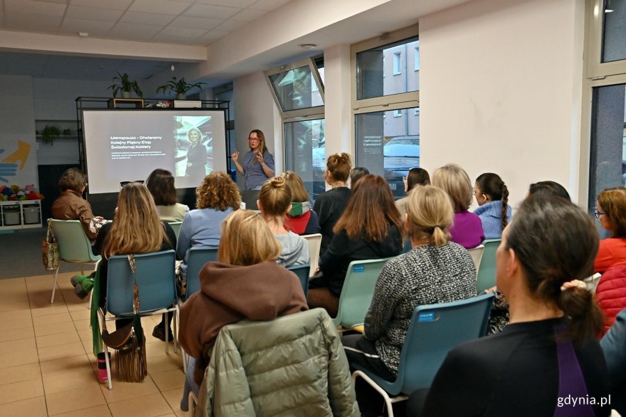 Małgorzata Sowińska &ndash; ginekolog i członkini Gdyńskiej Rady Kobiet podczas spotkania &bdquo;Twoje ciało w nowym rytmie. O perimenopauzie i menopauzie&rdquo; w ramach cyklu &bdquo;Marzec Kobiet: Port Dobrostan&rdquo; wraz z uczestniczkami prelekcji (fot. Magdalena Czernek)