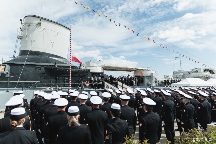 Marynarze stojący na nabrzeżu Pomorskim i uczestnicy uroczystości z okazji 20. rocznicy utworzenia COM - DKM na pokładzie okrętu  ORP „Błyskawica” // fot. Kamil Złoch
