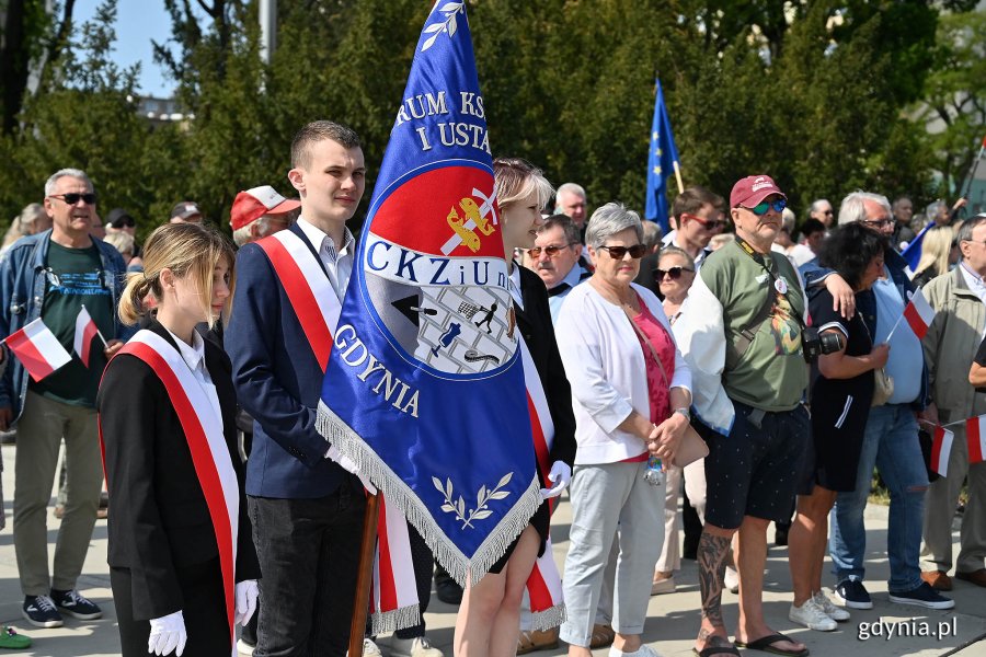 Kwiaty składa reprezentacja Centrum Kształcenia Zawodowego i Ustawicznego nr 3