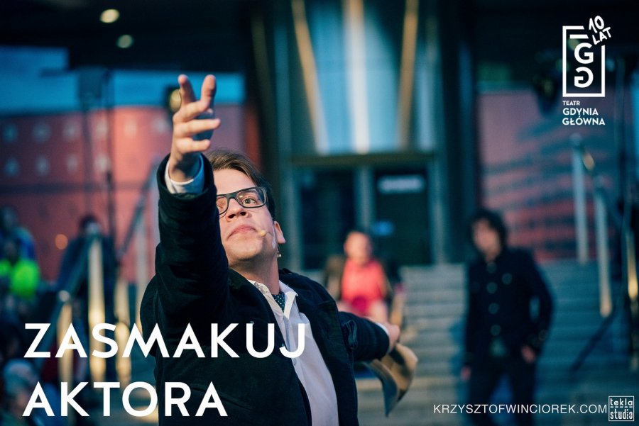 Grafika promująca wydarzenie Jubileusz 10-lecia Teatru Gdynia Główna. "Zasmakuj aktora". Mężczyzna w białej koszuli i czarnej marynarce, wskazuje na coś ręką. W tle scena i aktorzy. W prawym górnym rogu logo Teatru Gdynia Główna.